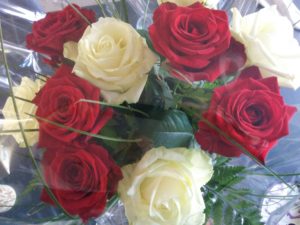 buket med smukke hvide og røde roser på 5 års bryllupsdag