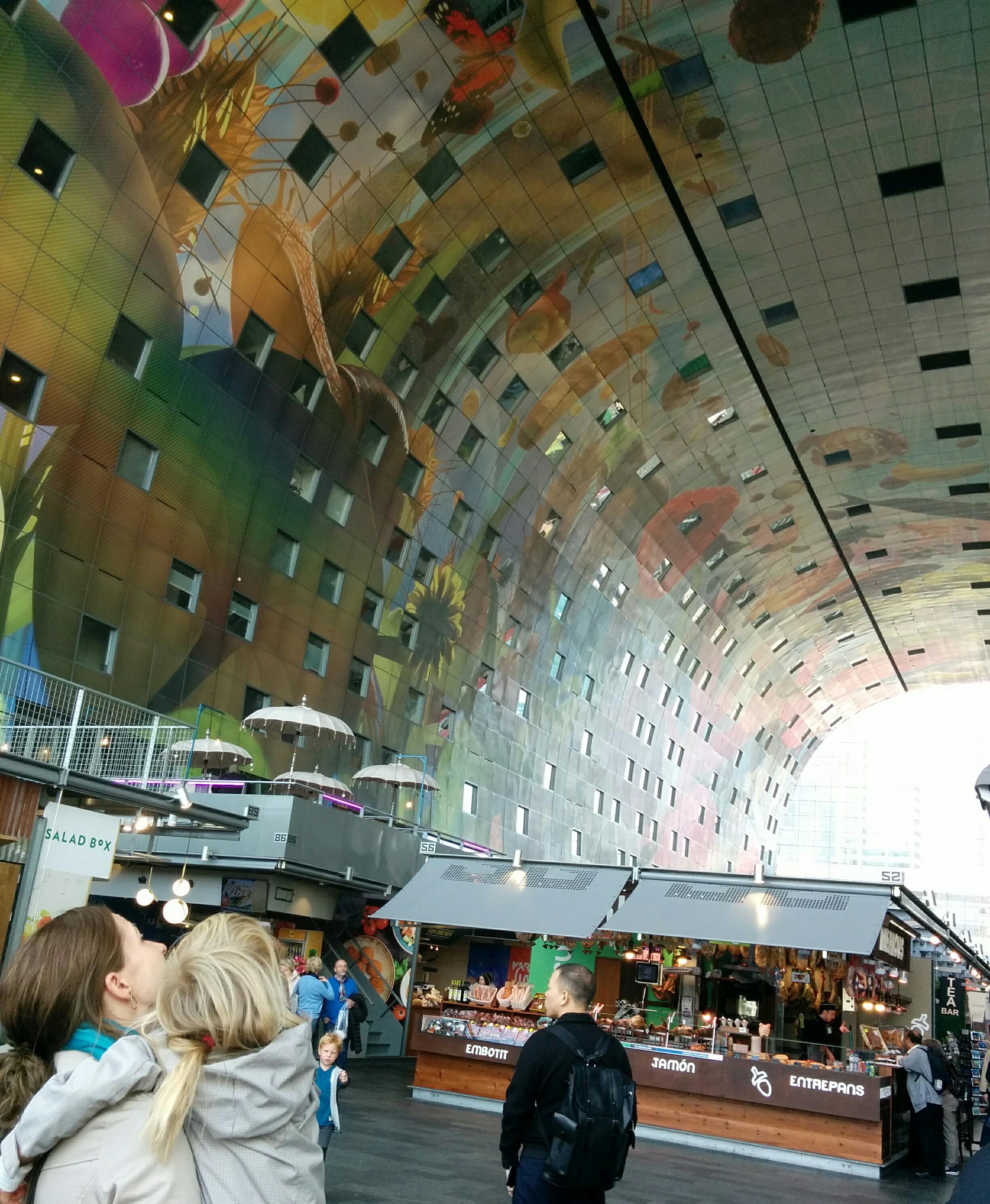 Rotterdams indendørs marked Markthal, med lejligheder og fantastisk udsmykning med væg- og loftmalerier.