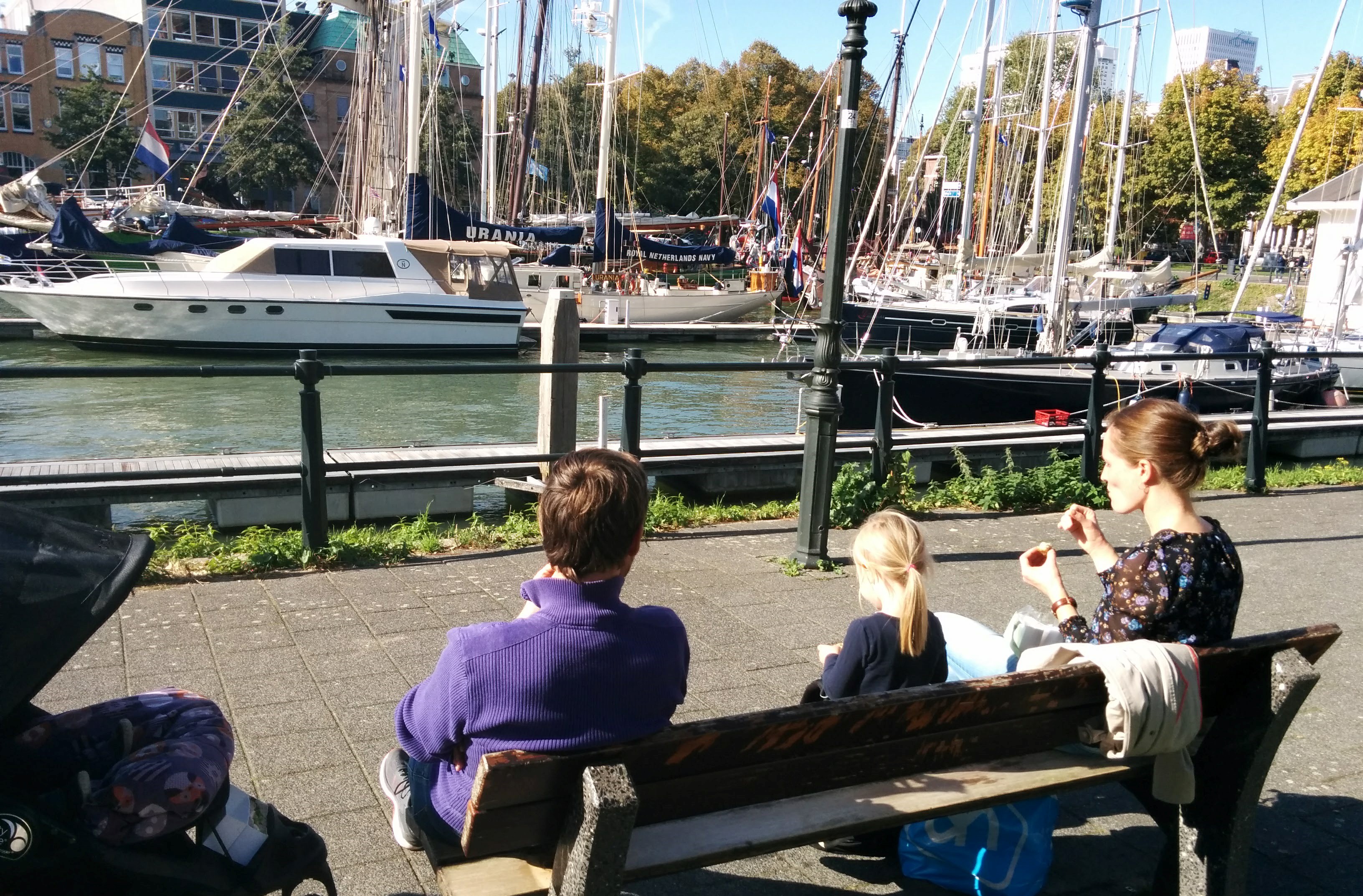 Den impulskøbte frokost blev nydt på havn i solskin i Rotterdam